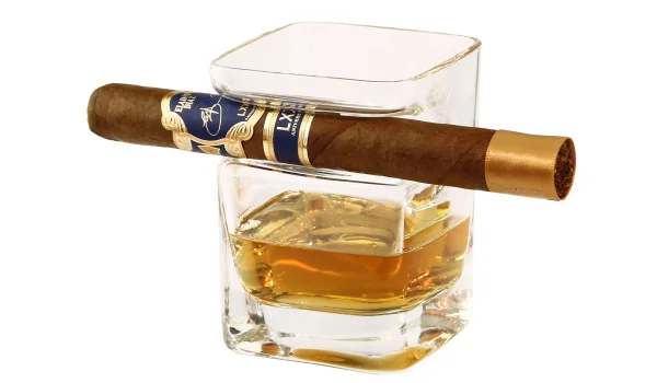 Čaša za rum i viski s držačem za cigare